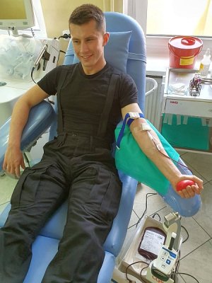 Policjant ze Szkoły Policji w Słupsku oddaje krew.