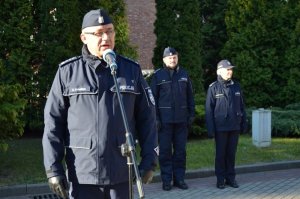 Przy mikrofonie: zastępca Dyrektora Głównego Sztabu Policji KGP inspektor Dariusz Dymiński.