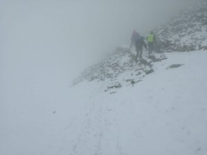 Śnieg i mgła, policjanci pokonują szlak