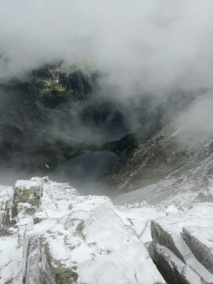 Widok na jeziora z górskiego szczytu (2)