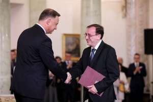 Prezydent RP Andrzej Duda gratulujący ministrowi Mariuszowi Kamińskiemu