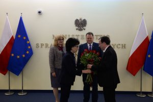 Elżbieta Witek, Jarosław Zieliński oraz Urszula Kulisiewicz witają w Ministerstwie Spraw Wewnętrznych i Administracji ministra Mariusza Kamińskiego