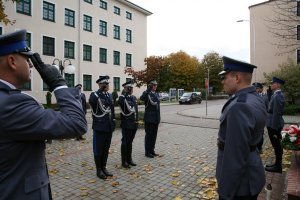 uroczysta promocja oficerska - Komendant Główny Policji i jego Zastępca oraz Komendant Rektor WSPol składają hołd przed tablicą pamięci