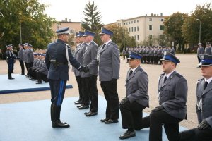 uroczysta promocja oficerska - Zastępca Komendanta Głównego Policji gratuluje nowo mianowanemu oficerowi