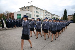 uroczysta promocja oficerska - przemarsz nowo mianowanych oficerów kobiet