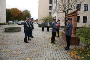 uroczysta promocja oficerska - Komendant Główny Policji wraz z Zastępcą i Komendantem Rektorem WSPol składają hołd przed tablicą pamięci