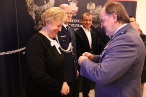 Koordynator Komendanta Głównego Policji ds. organizacji imprez sportowo-rekreacyjnych Andrzej Kuczyński przypina medal kobiecie