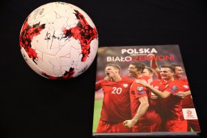 piłka z podpisem Zbigniewa Bońka oraz folder z polskimi piłkarzami na okładce