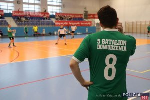 Piłkarz z drużyny RCI Kraków/5bdow obserwuje grę kolegów
