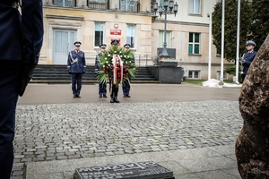 Komendant Główny Policji wraz ze swoimi zastępcami składa wieniec przed obeliskiem „Poległym Policjantom - Rzeczpospolita Polska”