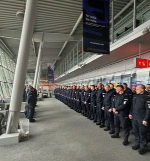 policjanci w trakcie zbiórki na lotnisku