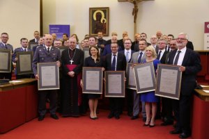 przedstawiciele instytucji, którym Konferencja Episkopatu Polski podziękowała za pomoc w organizacji Światowych Dni Młodzieży