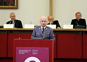 Komendant Główny Policji przemawia podczas uroczystości w Sekretariacie Episkopatu Polski