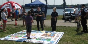 dziecko w towarzystwie policjantek gra w grę planszową