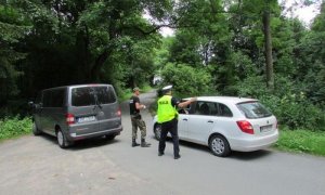 polski policjant wraz z czeskim kontrolują pojazdy podczas wspólnych ćwiczeń