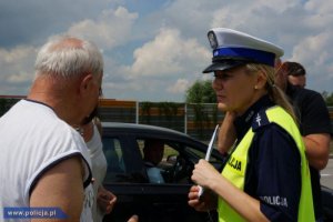 policjantka rozmawia z kierowcą