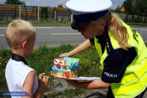 policjantka rozdaje lizaki dzieciom