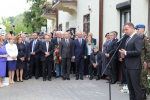 Prezydent RP Andrzej Duda przemawia na uroczystości, w tle stoją zaproszeni goście