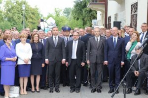 Prezydent RP Andrzej Duda na uroczystości w Kielcach obok stoją zaproszeni goście