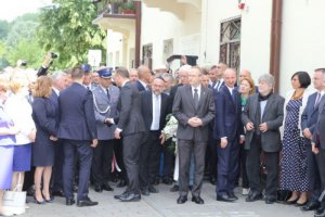 Prezydent Andrzej Duda wita się z przybyłymi na uroczystość gośćmi