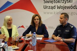 konferencja w Świętokrzyskim Urzędzie Wojewódzkim w Kielcach dotycząca programu &quot;Dzielnicowy bliżej nas”