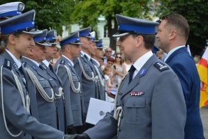 Wojewódzkie obchody Święta Policji w Krasnymstawie komendant wojewódzki policji gratuluje wyróżnionym policjantom
