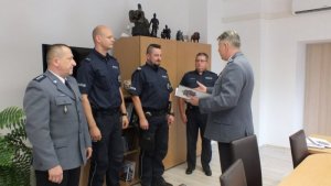 uroczystość nagrodzenia policjantów za uratowanie 12 osób podczas pożaru