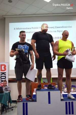 policjant sierż. Łukasz Warmuz startujący w X Mistrzostwach Polski Południowej Zawodowców i Amatorów w Armwreslingu stanął na III stopniu podium