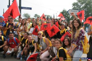 Pierwszy dzień Światowych Dni Młodzieży w Krakowie przyjeżdżający pielgrzymi i funkcjonariusze służb pilnujących bezpieczeństwa
