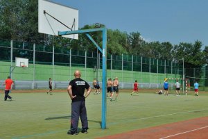policjanci zabezpieczający światowe dni młodzieży korzystają z obiektów sportowych z boiska i siłowni.