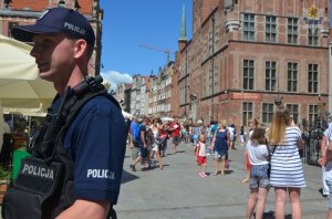 policjant patroluje rynek starego miasta w Gdańsku