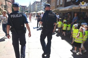 dwaj policjanci na parolu na Długim Targu w Gdańsku w tle turyści