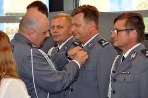 Komendant Wojewódzki Policji w Katowicach insp. Krzysztof Justyński dekoruje policjantów medalami