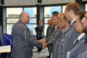 Komendant Wojewódzki Policji w Katowicach insp. Krzysztof Justyński gratuluje wyróżnionym policjantom