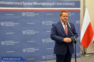 Wiceminister Jarosław Zieliński przemawia na spotkaniu w MSWiA