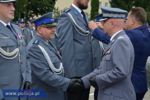 komendant główny Policji nadinsp. Jarosław Szymczyk gratuluje policjantowi