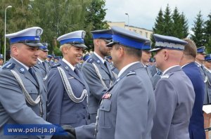 policjantom w rzędach gratuluje komendant główny policji, minister spraw wewnętrznych i komendant wojewódzki policji w olsztynie
