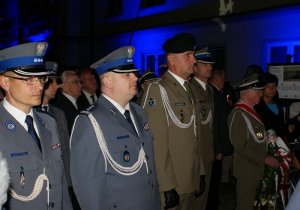 policjanci, żołnierze i zaproszeni goście podczas uroczystości przed pomnikiem upamiętniający ofiary nalotów w Wieluniu