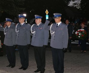 policjanci podczas uroczystości przed pomnikiem upamiętniający ofiary nalotów w Wieluniu składają hołd
