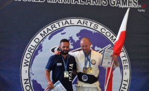 St. asp. Marcin Dziedzic z włoskim zawodnikiem prezentuje medale