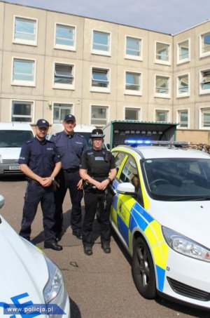 dwaj polscy policjanci w Harlow z angielską policjantką