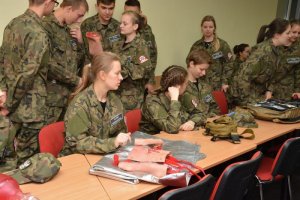 wojskowa klasa mundurowa podczas wizyty w WSPol