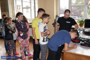 II Przystanek PaT w Chorzowie grupa dzieci z policjantem