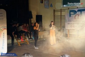 II Przystanek PaT w Chorzowie dwie dziewczyny śpiewają w tle widzowie