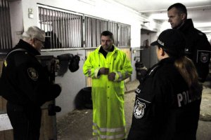 Szkolenie Zespołów Konnych Policji, czterej policjanci w stadninie
