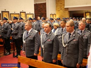 uroczyste otwarcie posterunku w Pniewach, policjanci podczas mszy stoją w kościele
