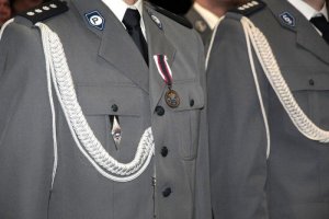 Uroczyste wręczenie odznak „Zasłużony Policjant” małopolskim policjantom, medal przypięty do munduru policjanta
