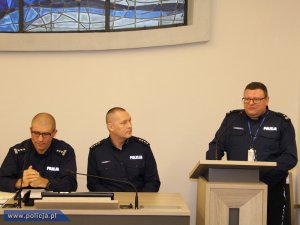 Zastępca Komendanta Wojewódzkiego Policji w Poznaniu insp. Roman Kuster oraz dwaj policjanci