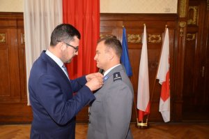 Wicewojewoda zachodniopomorski Marek Subocz wręcza odznaczenie policjantowi