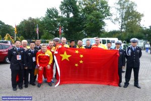 drużyna funkcjonariuszy z Wrocławia i przedstawiciele ekipy chińskiej